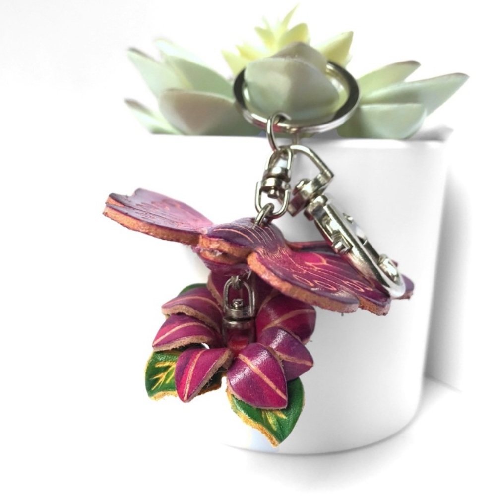 NEW HANDMADE GENUINE LEATHER FLYING BUTTERFLY FLOWER KEYCHAIN - Picture 3 of 4
